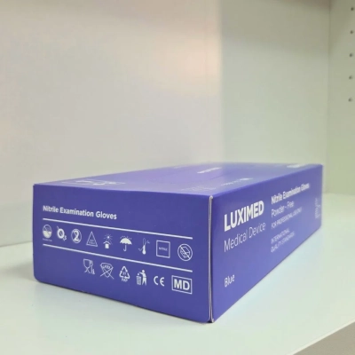 Pudełko niebieskich rękawic Luximed rozmiar L - widok z profilu.